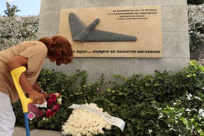 Familiares y allegados depositan ofrendas florales en homenaje a las víctimas del accidente aéreo del vuelo JK5022 de Spanair, al cumplirse el 10º aniversario del siniestro, en el parque Juan Carlos I. 