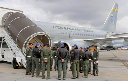 Un grupo de pilotos antes del despegue rumbo a Estados Unidos a bordo de un avión colombiano, este lunes en Bogotá. 