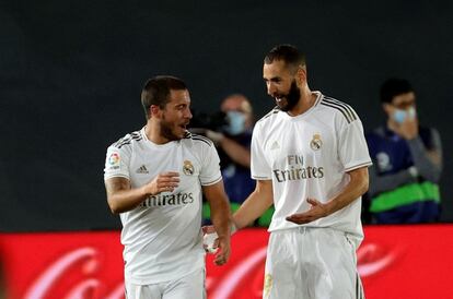 Benzema celebra con Eden Hazard el primer gol ante el Valencia.