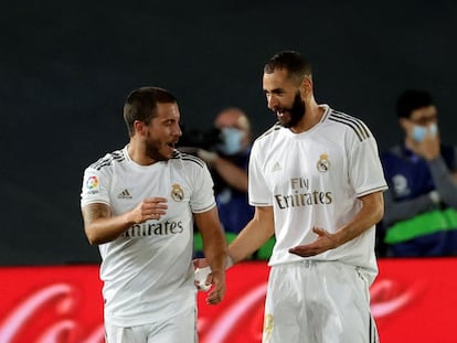 Benzema celebra con Eden Hazard el primer gol ante el Valencia.