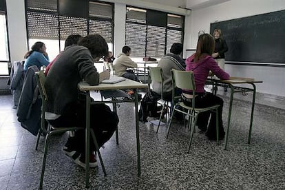 Varios alumnos escuchan a la profesora durante una clase de tercero de secundaria en el instituto Federico Baraibar de Vitoria.