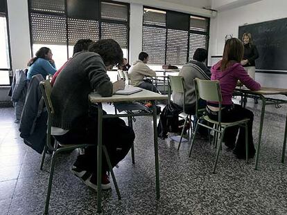 Varios alumnos escuchan a la profesora durante una clase de tercero de secundaria en el instituto Federico Baraibar de Vitoria.
