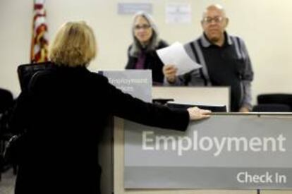 El promedio de solicitudes en cuatro semanas, que es un indicador más fiable de la tendencia, disminuyó en 4.000 y quedó en 336.000. EFE/Archivo