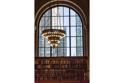 Considerada como una de las bibliotecas más importantes de Estados Unidos, tiene uno de los mejores sistemas de búsqueda del país, estilo beaux-arts y más de 100 años de historia. Abre todos los días de la semana, salvo algunos festivos y domingos en verano. www.nypl.org