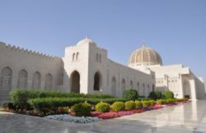 La Gran Mezquita del Sult&aacute;n Qabus sorprende por sus dimensiones.