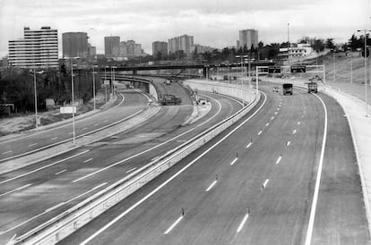 Obras de construcción de la M-30 en 1976. A la derecha, el club-piscina Stella, en la calle de Arturo Soria. Inaugurado en 1947, su ampliación fue construida por el arquitecto Luis Gutiérrez Soto. Lugar de encuentro de la élite madrileña (Ava Gardner era una habitual). Está cerrado desde 2006.