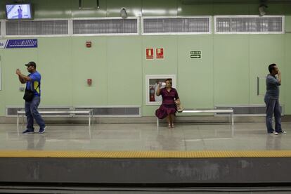 Unos pasajeros hacen fotos con sus móviles, en una de las siete estaciones soterradas del metro.