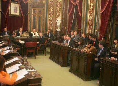 Los concejales del PSE y el PP (a la derecha), con el alcalde Iñaki Azkuna al fondo, en el pleno de ayer.