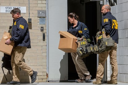 Agentes del FBI abandonan con cajas de la oficina del exconsejero de Seguridad Nacional de la Casa Blanca John Bolton en Washington, el viernes 22 de agosto.