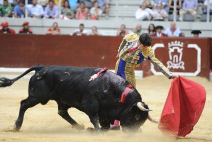 El diestro Talavante en plena faena en su primer toro de la tarde, ayer en Vitoria.