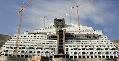 Hotel ilegal de El Algarrobico en Carboneras, Almería.