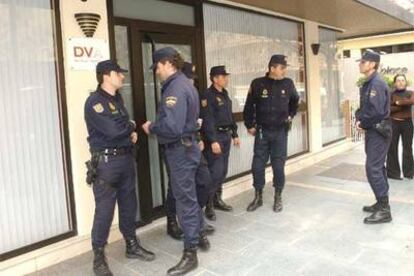 Agentes de policía ante la sede del bufete de Del Valle en Marbella.
