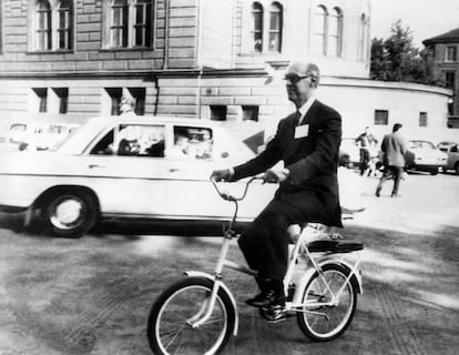 López Rodó, ministro comisario del Plan de Desarrollo del régimen de Franco, se traslada en una bicicleta al salón de reuniones de la conferencia de medio ambiente de Estocolmo el 6 de junio de 1972.