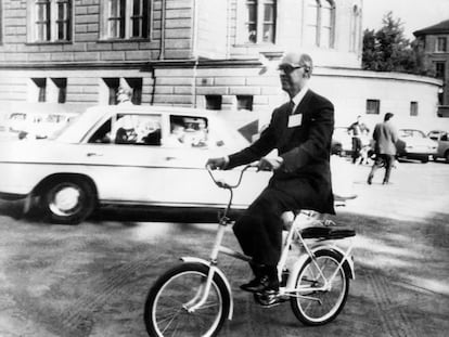 López Rodó, ministro comisario del Plan de Desarrollo del régimen de Franco, se traslada en una bicicleta al salón de reuniones de la conferencia de medio ambiente de Estocolmo el 6 de junio de 1972.