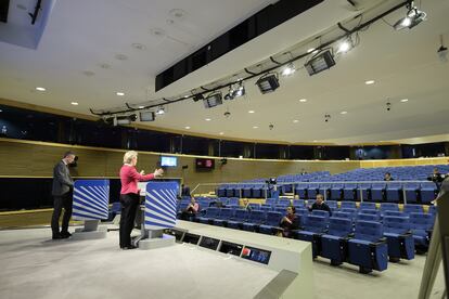 Ursula von der Leyen se dirige a los medios de comunicación, el pasado jueves en la sede la Comisión Europea en Bruselas.