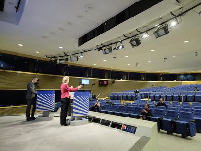 Ursula von der Leyen se dirige a los medios de comunicación, el pasado jueves en la sede la Comisión Europea en Bruselas.