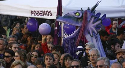 Asistentes al mitin de Podemos en la plaza del Museo Reina Sof&iacute;a.