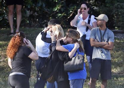 Estados Unidos experimenta, este miércoles 14 de febrero, la última pesadilla de su imparable cadena de masacres con armas de fuego. En la localidad de Parkland (30.000 habitantes), a una hora en coche al noroeste de Miami (Florida), un tirador ha abierto fuego en la secundaria Stoneman Douglas dejando tras de sí un reguero de sangre y espanto con varias víctimas mortales y una veintena de heridos, según han informado las autoridades a falta de precisar las cifras. En la imagen, familiares de estudiantes esperan noticias del sucesos en las proximidades del centro.