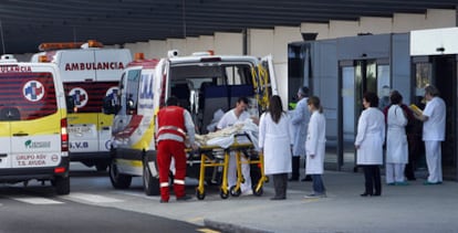 Ambulancias con pacientes trasladados ayer al nuevo hospital La Fe de Valencia.