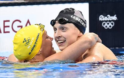 Sjostrom felicita a Ledecky por su oro.