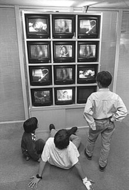 Unos ni?os miran la televisin, en una imagen de archivo.