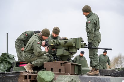 Bombas atómicas y minas antipersona: los países del norte y el este de Europa debaten sus líneas rojas para hacer frente a Rusia