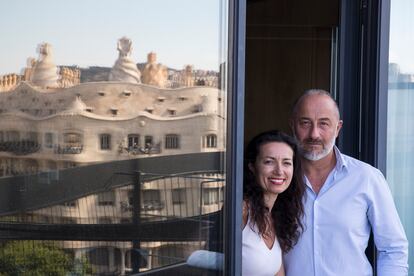 José Luis Fernández y Maite Sánchez en la habitación que han ocupado durante la cuarentena.