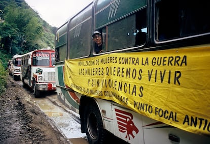 Movilización de mujeres de la Ruta Pacífica contra la guerra y la violencia que sufren las mujeres.