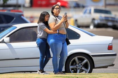 El relato de algunos testigos describe que en el momento del ataque numerosos padres aprovechaban la mañana del sábado para realizar compras con sus hijos para el inicio del curso escolar, que en El Paso arranca a mediados de agosto.