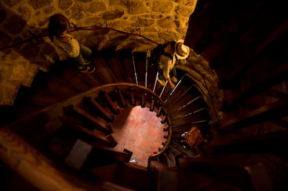 Escalera de caracol en el interior del castillo de Manzanares el Real. 