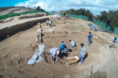 Obreros y arqueólogos trabajando en la alota del puerto de Palos de la Frontera.