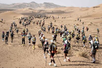 Vista general de los corredores de la Maratón des Sables en la parte marroquí del desierto del Sáhara.