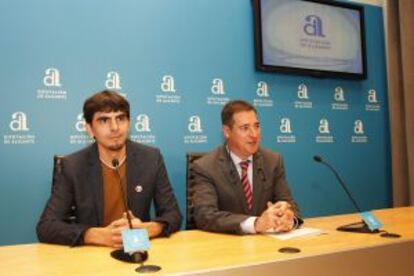 Juanjo García Navarro, ganador del Premi Enric Valor, junto al diputado de Cultura de la Diputación alicantina, Juan Bautista Roselló.