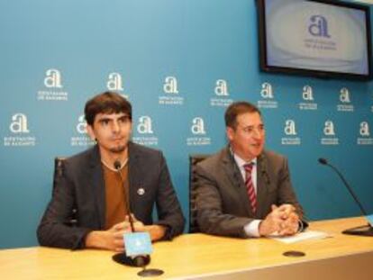 Juanjo García Navarro, ganador del Premi Enric Valor, junto al diputado de Cultura de la Diputación alicantina, Juan Bautista Roselló.