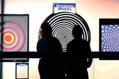 Dos personas contemplan la instalación ‘Seeing is Decieving’ (la vista engaña) en el Museo de la Ciencia.