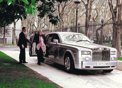 Carmen Cervera, a su llegada al Museo Thyssen para presentar la exposición 'Monet y la abstracción', en febrero de 2010, en un Rolls Royce. 