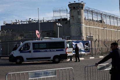 Autobs que transporta a prisioneros palestinos, a su llegada a la prisin militar de Ofer, en Cisjordania.