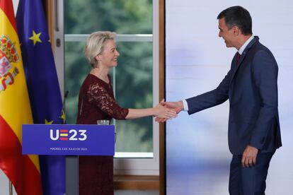 El presidente del gobierno, Pedro Sánchez, y la presidenta de la Comisión Europea, Ursula Von der Leyen, ofrecen una rueda de prensa en el Museo de las Colecciones Reales, en el marco de la reunión del Colegio de Comisarios de la UE.