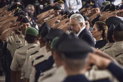 López Obrador entre militares no Dia do Exército Mexicano