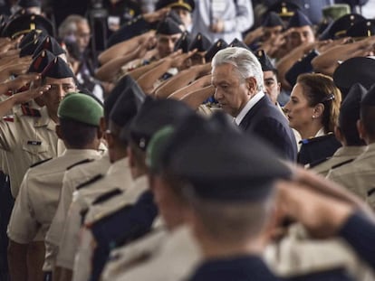 López Obrador entre militares el Día del Ejército Mexicano.