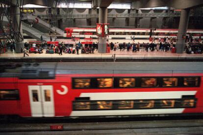 Un tren de cercanías pasa por la estación de Atocha (Madrid).