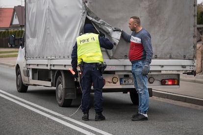 Control policial en la carretera entre las localidades de Hajnowka y Narewka.