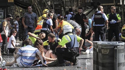 Unitats d'emergència atenen alguns dels ferits a l'atemptat de la Rambla.