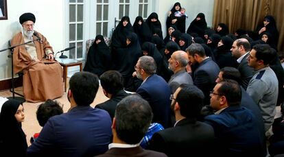 Alí Jameneí, en un encuentro con familiares de mártires iraníes, ayer en Teherán.
