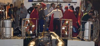 Llegada al puerto de Almería de los 45 inmigrantes interceptados cerca de la costa.