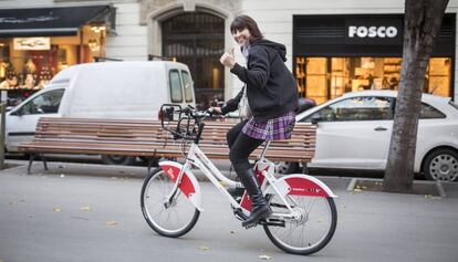 Una usuaria del Bicing eléctrico de Barcelona.