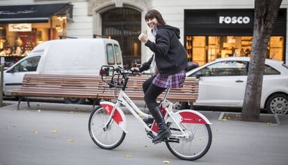 Una usuària del Bicing elèctric de Barcelona.