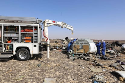 Operarios de emergencias trabajan en el lugar del accidente en Hassana, península del Sinaí (Egipto).