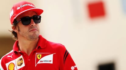 Fernando Alonso camina en el paddock del circuito de Bahréin de Fórmula 1.