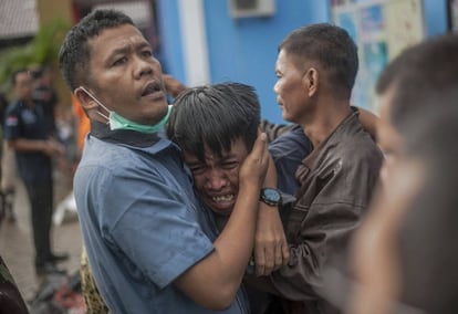 Un hombre llora tras encontrar el cadáver de un familiar en Carita (Indonesia). Más de 16.000 personas han sido trasladadas a campamentos temporales en lugares elevados ante la amenaza de que una nueva explosión del volcán provoque un segundo maremoto.